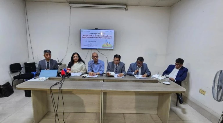 খেলাপি ঋণ ও রাজনৈতিক অস্থিরতা ব্যাংক খাতের জন্য বড় ঝুঁকি, বাজেটে সংস্কারের দাবি