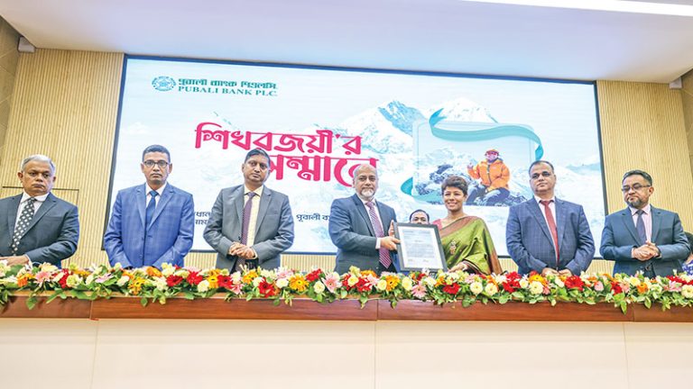 তৃতীয় বাংলাদেশি নারী হিসেবে এভারেস্ট জয়, সম্মাননা পেলেন নুরুননাহার নিম্নি