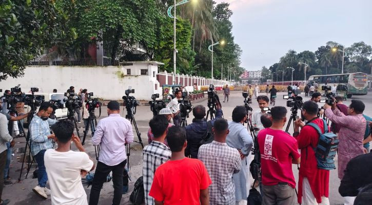 রাষ্ট্রপতির পদত্যাগের পর বঙ্গভবনে কৌতূহলী মানুষের ভিড়, সরব গণমাধ্যম
