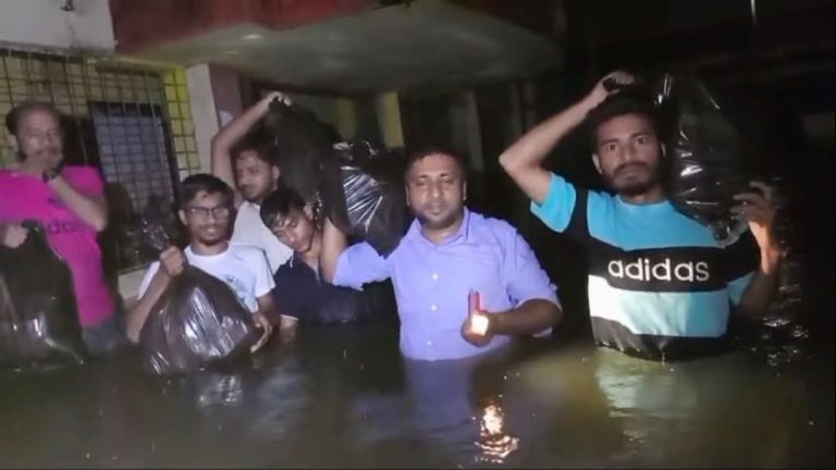 জলাবদ্ধতায় আটকে থাকা মানুষের পাশে ইছামতি গ্রুপ